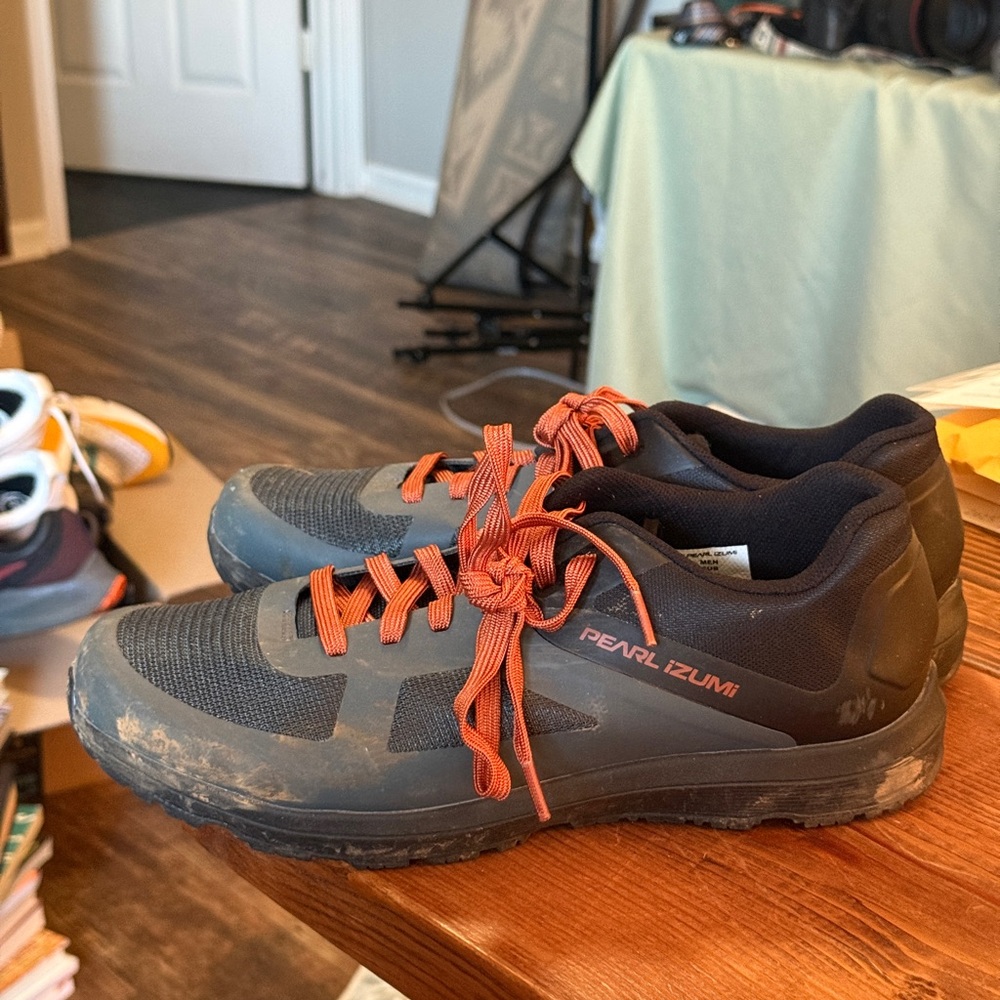 Pearl Izumi canyon Men's Black and Orange bike Shoes